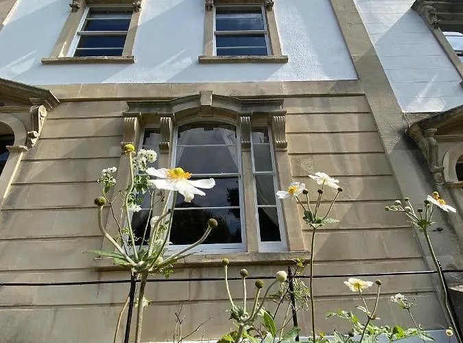 Clifton Georgian Townhouse, Downstairs Ensuite & Light Plant Based Breakfast Apartment *