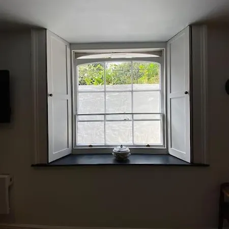 Апартаменты Clifton Georgian Townhouse, Downstairs Ensuite & Light Plant Based Breakfast