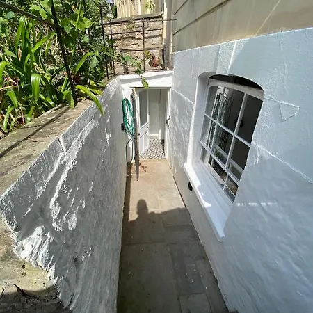 Апартаменты Clifton Georgian Townhouse, Downstairs Ensuite & Light Plant Based Breakfast Бристоль