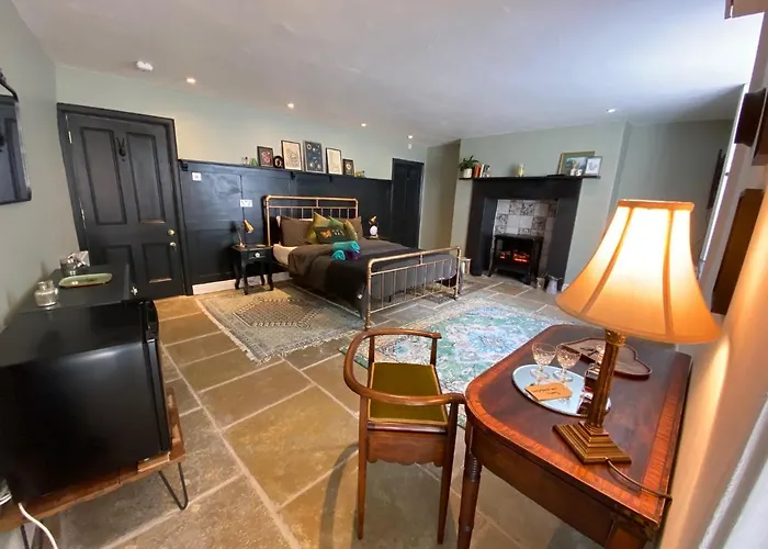 Clifton Georgian Townhouse, Downstairs Ensuite & Light Plant Based Breakfast *