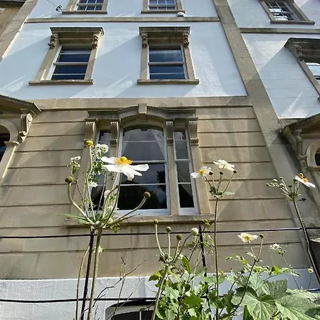Clifton Georgian Townhouse, Downstairs Ensuite & Light Plant Based Breakfast Apartment *