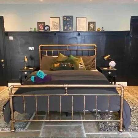 Clifton Georgian Townhouse, Downstairs Ensuite & Light Plant Based Breakfast *