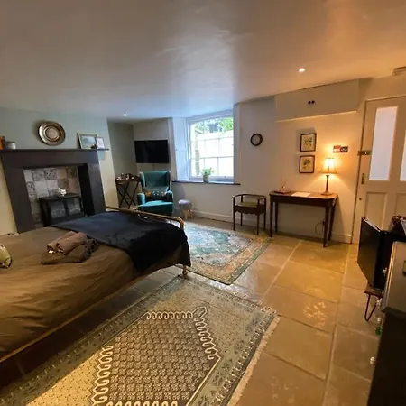 Clifton Georgian Townhouse, Downstairs Ensuite & Light Plant Based Breakfast *