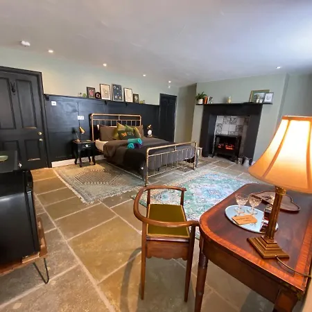 Clifton Georgian Townhouse, Downstairs Ensuite & Light Plant Based Breakfast *